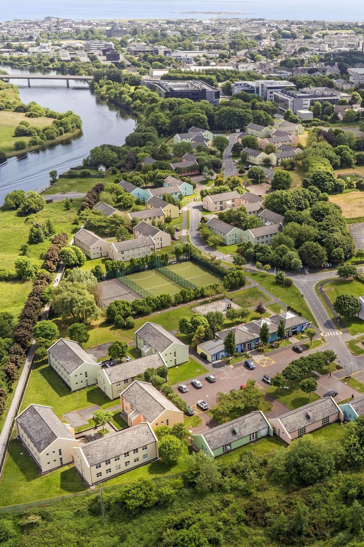 Corrib Village Apartments University Of Galway ゴールウェイ エクステリア 写真